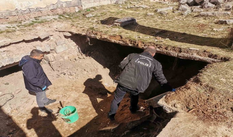 Tarihi kilisede define arayan 3 kişi suçüstü yakalandı