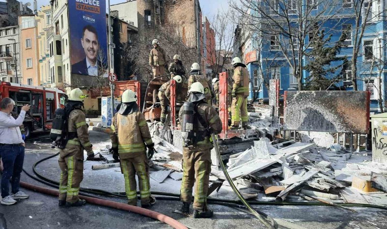 Tarlabaşı Bulvarını dumanlar sardı: Kamyonetin kasasındaki malzemeler alev alev yandı