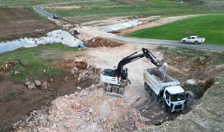 Taşkında zarar gören yollar ve köprüler onarılıyor