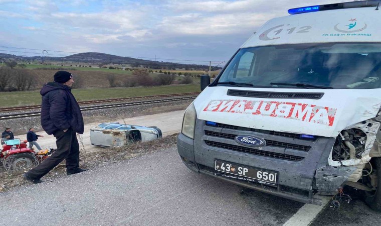 Tavşanlıda ambulans ile hafif ticari araç çarpıştı: 1 yaralı