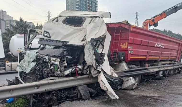 TEM’de TIR bariyerlere çarptı: 2 yaralı