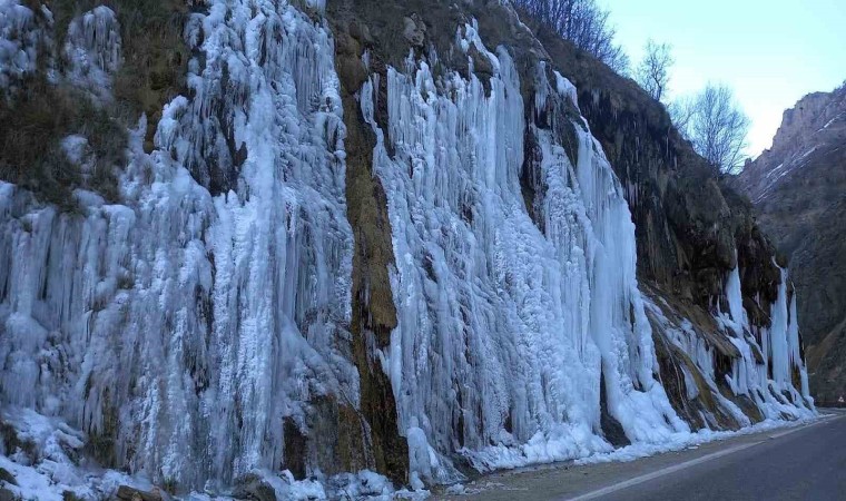 Termometreler eksi 20yi gördü, Tuncelide Ağlayan Kayalar dondu