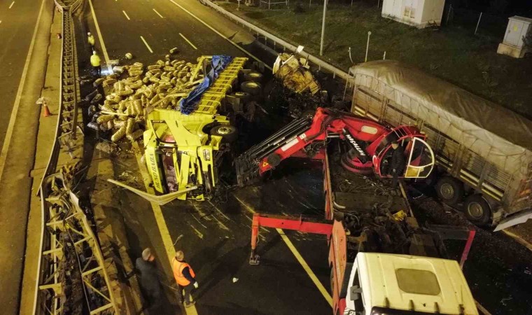 Tır ile kamyon çarpıştı, otoyol trafiğe kapandı