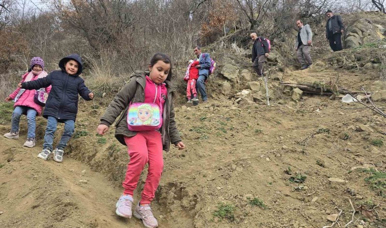 Tokatta heyelanın yıktığı köyde vatandaşların patika çilesi