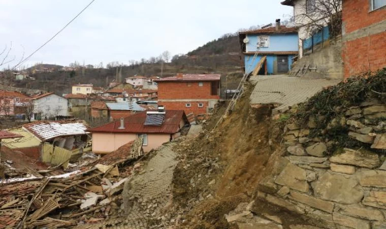 Tokat’ta heyelanların yaşandığı köyde boşaltılan 39 evden 4’ü ile cami yıkıldı