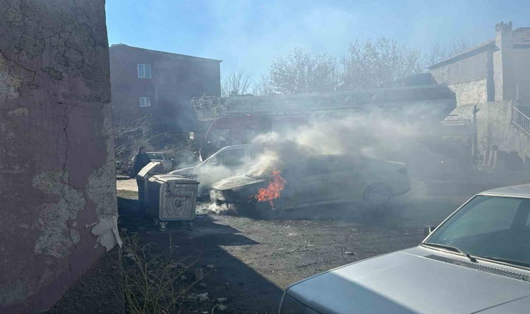 Tomarzada park halindeki otomobil alev aldı