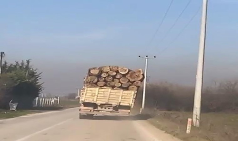 Tomruk yüklü kamyonetin tehlikeli yolculuğu kamerada