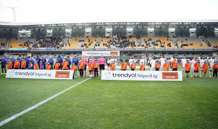 Trendyol Süper Lig: RAMS Başakşehir: 0 - İstanbulspor: 0 (Maç devam ediyor)