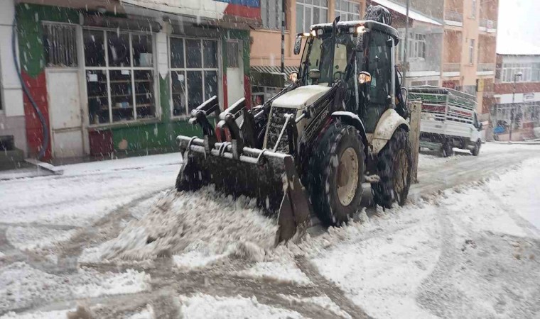 Tuncelide kar yağışı etkili olmaya başladı