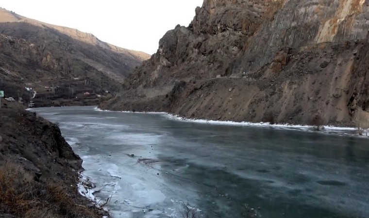 Türkiyenin en hızlı akan nehri olan Çoruh buz tuttu