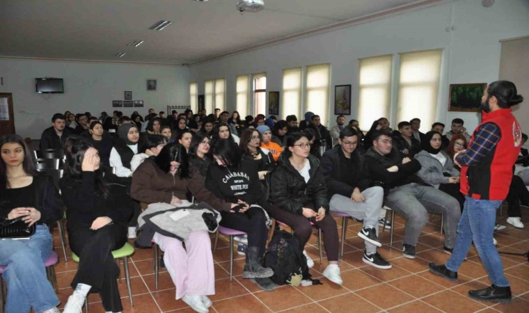 Üniversiteli gençlere terör örgütlerinin tuzak kurma yöntemleri anlatıldı