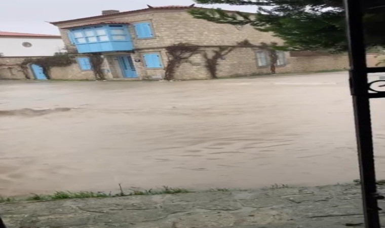 Ünlü tatil merkezi Çeşmede caddeler göle döndü