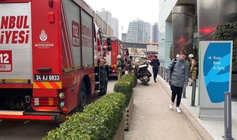 Üsküdarda lüks sitenin otoparkında yangın çıktı