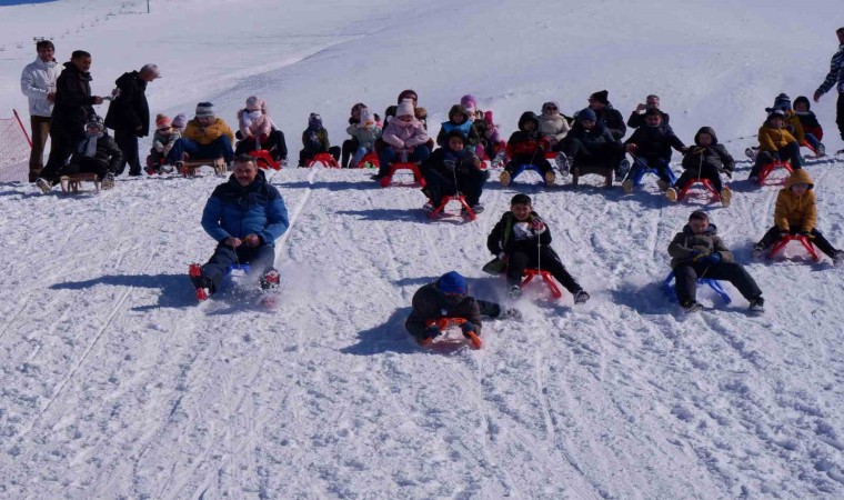 Vali Çiftçi çocuklarla kızak kaydı, gençlerle kayak yaptı