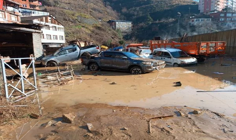 Vali Ünsal: Borçka’daki sel ve heyelan sonrası 21 konut tedbir amaçlı boşaltıldı