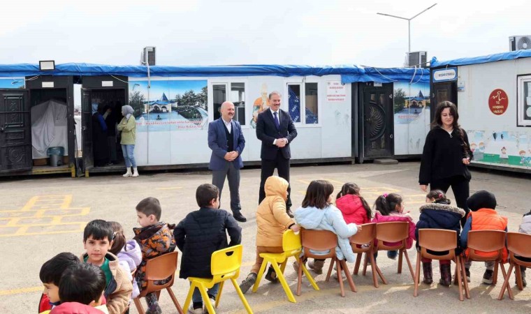 Vali Varol, depremzede çocuklarla bir araya geldi