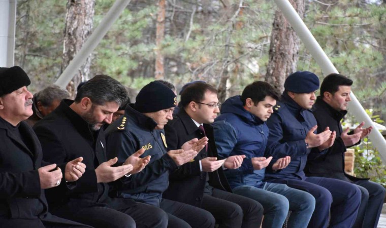 Vanda çığ altında kalan Tosyalı şehit Ufuk Deniz kabri başında anıldı