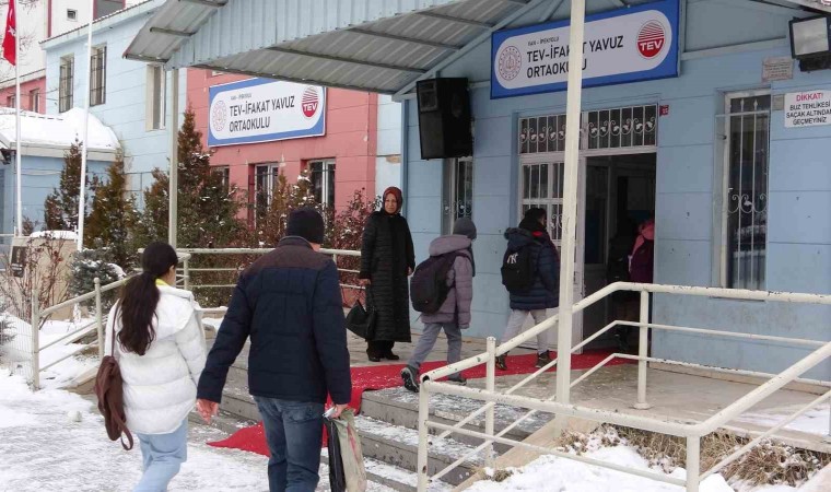 Vanın ilçeleri Özalp ve Sarayda okullar bir gün tatil edildi