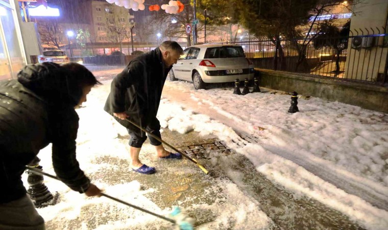 Vatandaşlar sokakta kar değil, dolu küredi