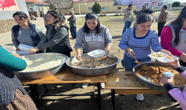 Velileri okula çekmek için tavuklu pilav ikram ettiler