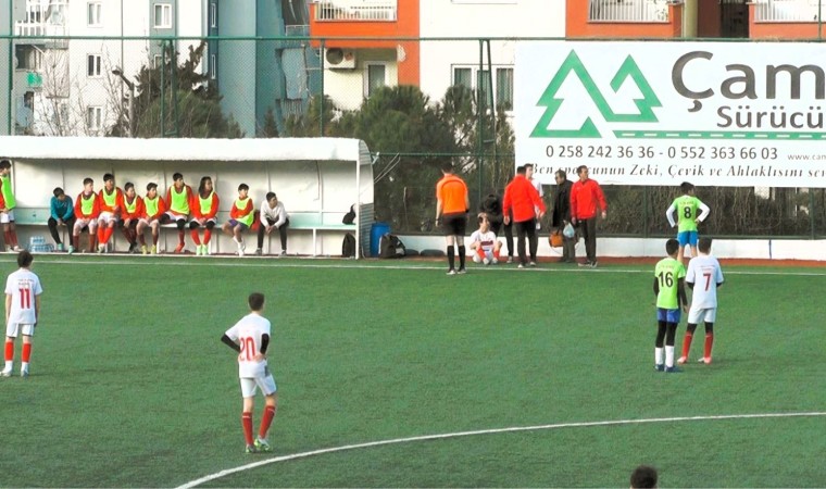 Yeşil sahada örnek davranış; Tedavi bitinceye kadar kendi aralarında top çevirdiler