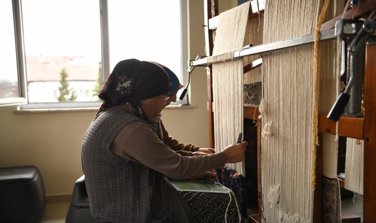 Yeşilyurtta geleneksel halı dokumacılığı yaşatılıyor