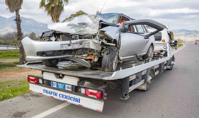 Yoldan çıkan otomobil palmiye ağacına çarptı: 1 ölü, 3 yaralı