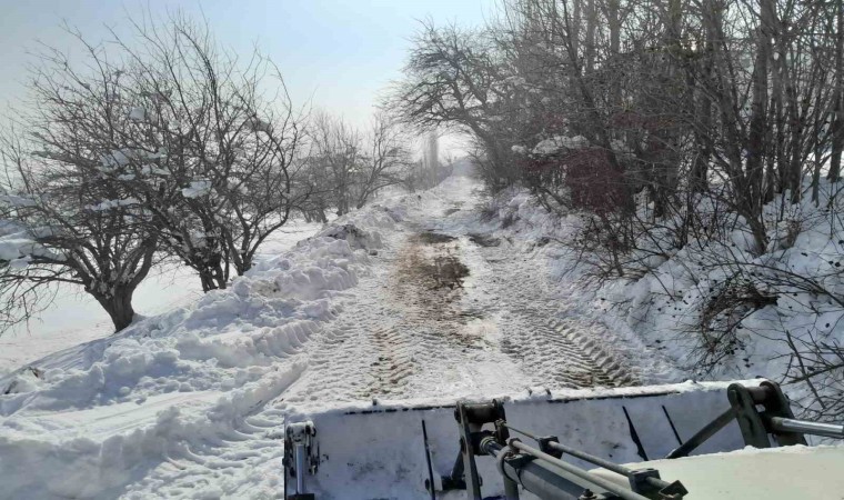 Yüksekovada köy yollarında kar temizleme çalışmaları sürüyor