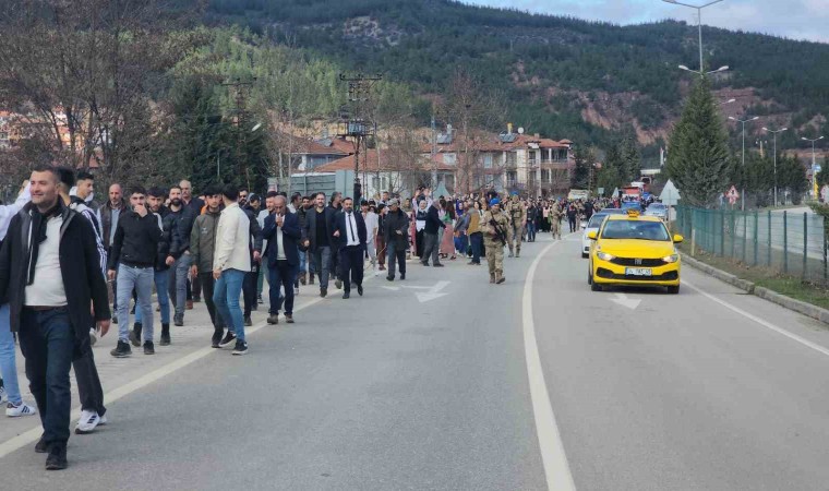 Yüzlerce kişi muhtar adayına destek için yürüdü