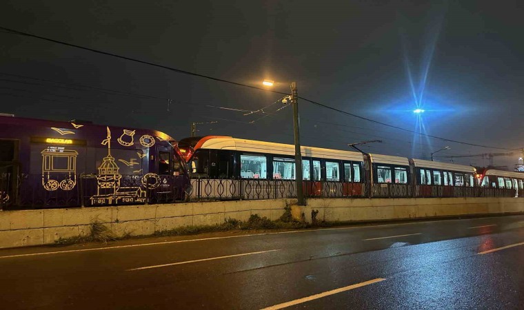 Zeytinburnunda iki tramvay kafa kafaya çarpıştı: 1 yaralı