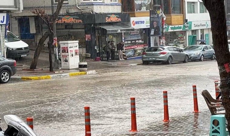 10 dakika yağdı, yollar göl oldu