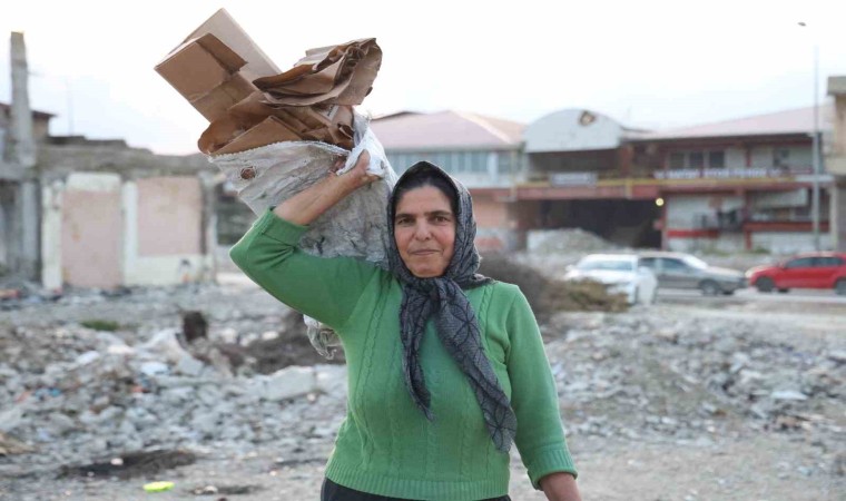 2 evladını karton toplayarak okutan fedakar anne, erkeklere taş çıkartıyor