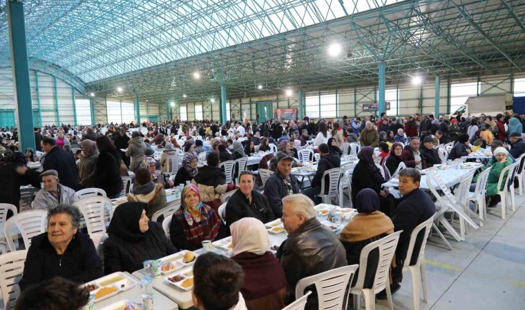 75. Yıl Mahallesinde binlerce kişiye iftar yemeğinde buluştu