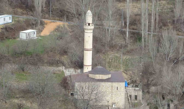 800 yıllık tarihi cami zamana direniyor