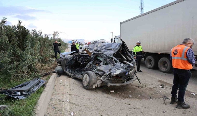 Adanada otomobil karşı şeride geçip midibüse çarptı: 2 ölü, 14 yaralı