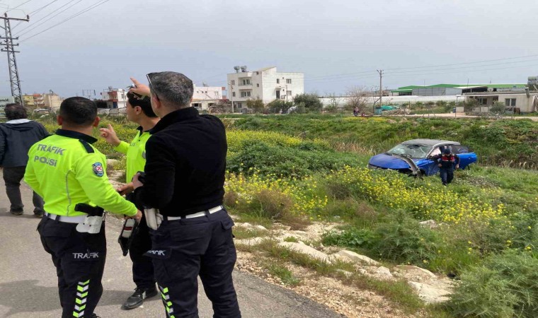 Ağaca çarpan otomobil kanala düşmekten son anda kurtuldu: 2 yaralı