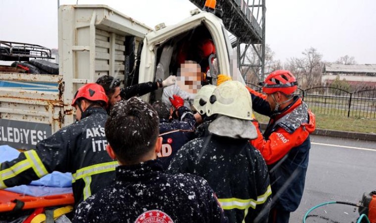 Aksarayda Taşpınar Belediyesinin kamyoneti tıra arkadan çarptı: 1i ağır 2 yaralı