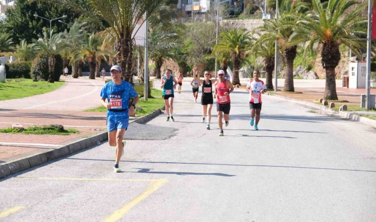 Alanyada Atatürk Halk Koşusu ve Yarı Maratonu tamamlandı