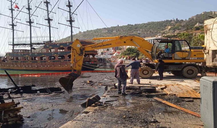 Alanyada yanarak batan teknenin parçaları yüzeye çıkartıldı