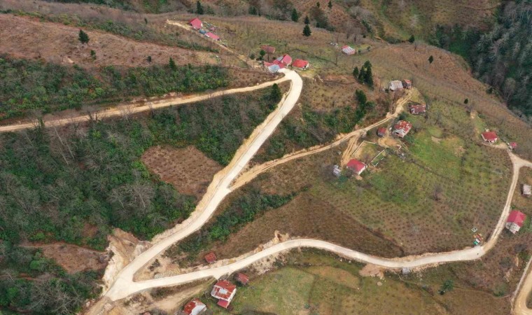 Altınordunun kırsal mahallelerinde beton ve asfalt yol çalışmaları sürüyor