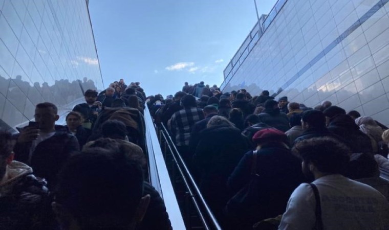 Altunizadede metrobüs arızası: Durakta insan seli oluştu