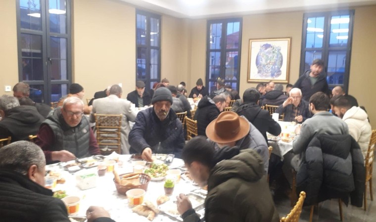 Alucrada toplu iftar geleneği yaşatılıyor