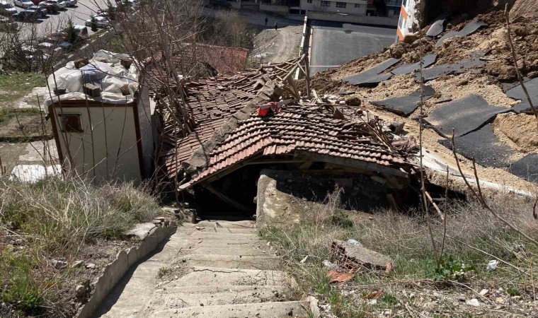 Ankarada istinat duvarı gecekondunun üzerine çöktü