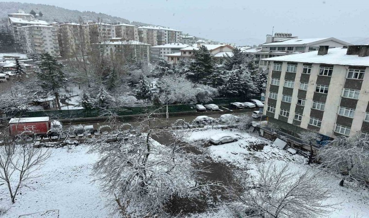 Ankaranın Kızılcahamam ilçesinde kar yağışı etkili oluyor