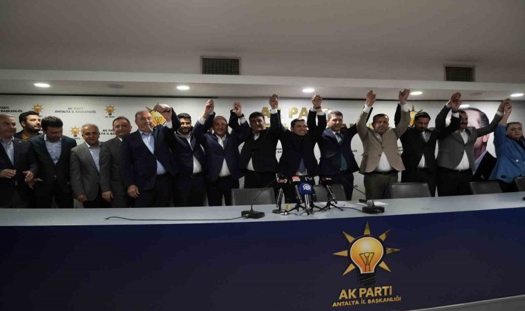 Antalyada AK Partiye katılan 7 bin 841 üyeye rozetleri takıldı