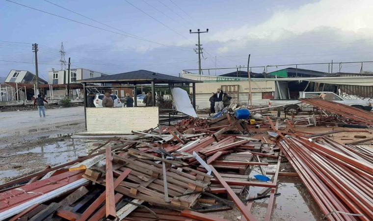 Antalyada hortum böyle geldi, tarım alanları zarar gördü