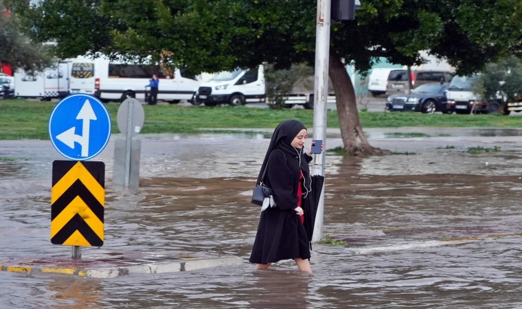 Antalyada sağanak iş çıkışı bastırdı, hayat felç oldu