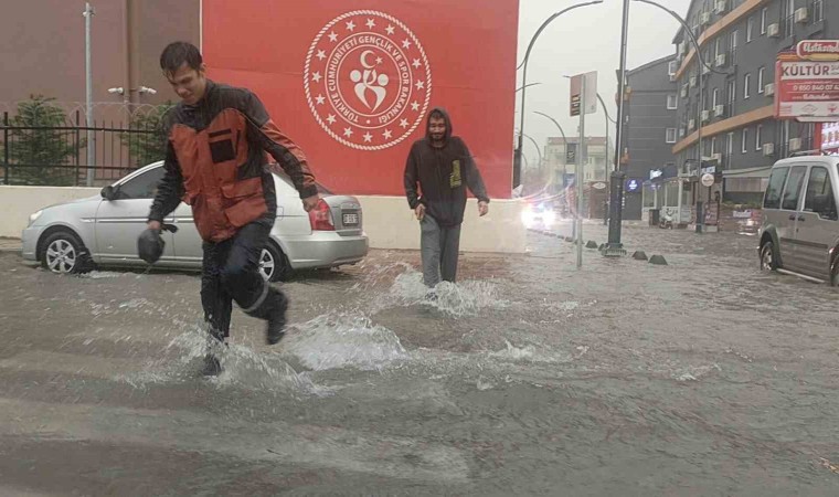 Antalyada sağanak yağış hayatı olumsuz etkiledi