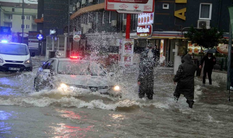 Antalyada sağanak yağış yolları nehre çevirdi