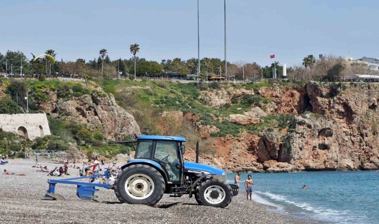 Antalyada yaz erken başladı, dünyaca ünlü sahil tarla gibi sürüldü